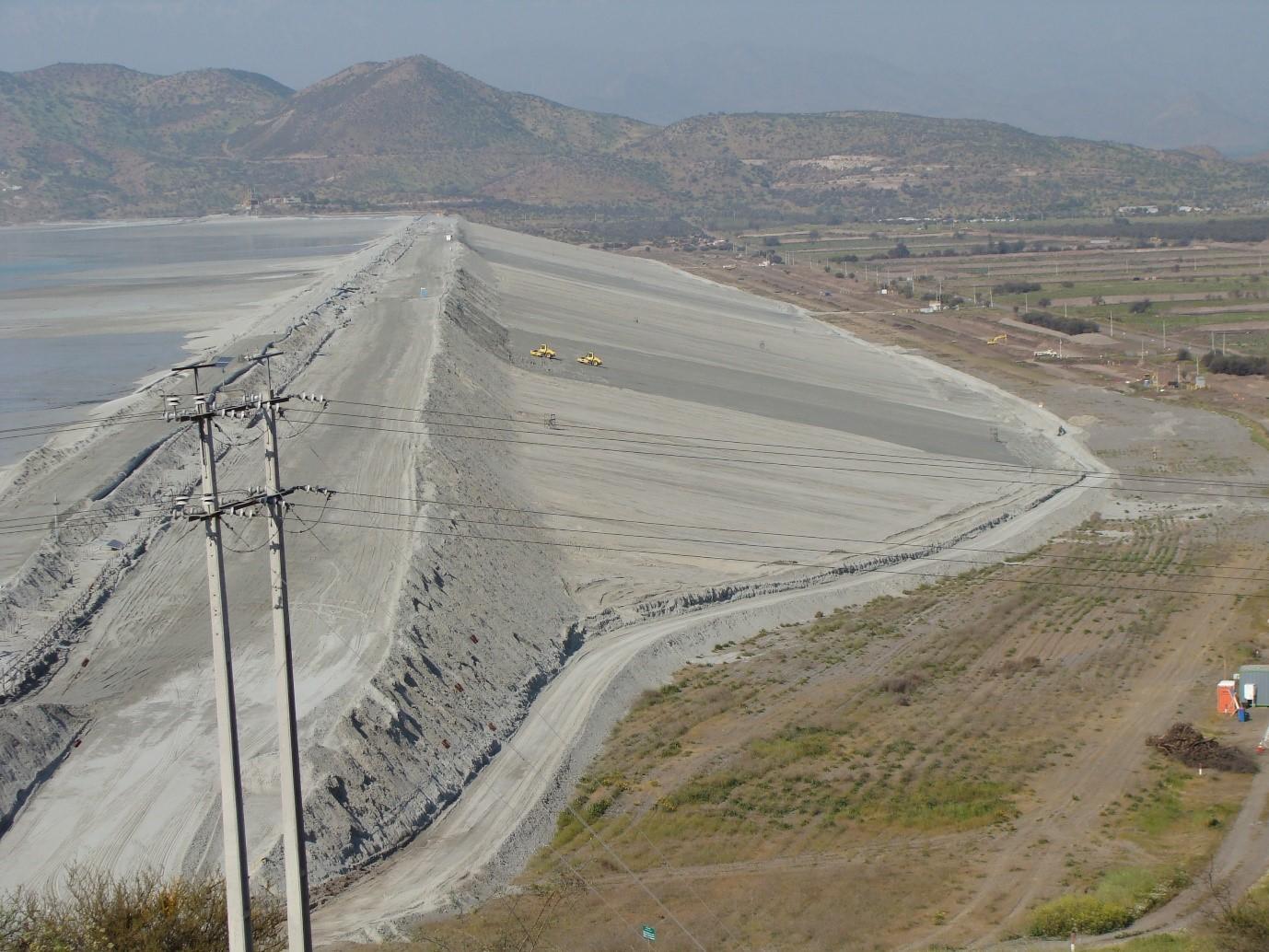 The 4-km-long and 50-m-high Ovejería sand tailings dam north of Santiago, Chile. Photograph: Stephen Edwards, 2016