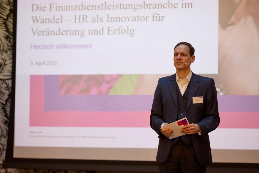 Florian Frank, Managing Director und Head of Work and Rewards für Deutschland und Österreich, eröffnet die diesjährige Konferenz.