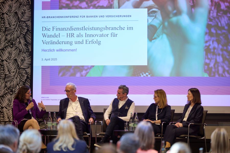 Podiumsdiskussion zu aktuellen HR-Themen bei der HR-Branchenkonferenz 2025