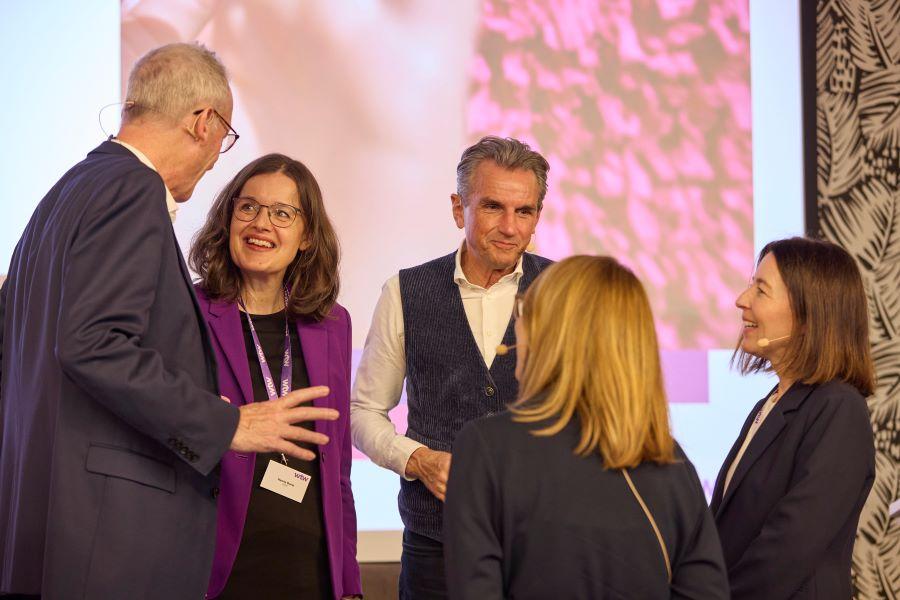 Podiumsdiskussion zu aktuellen HR-Themen bei der HR-Branchenkonferenz 2025