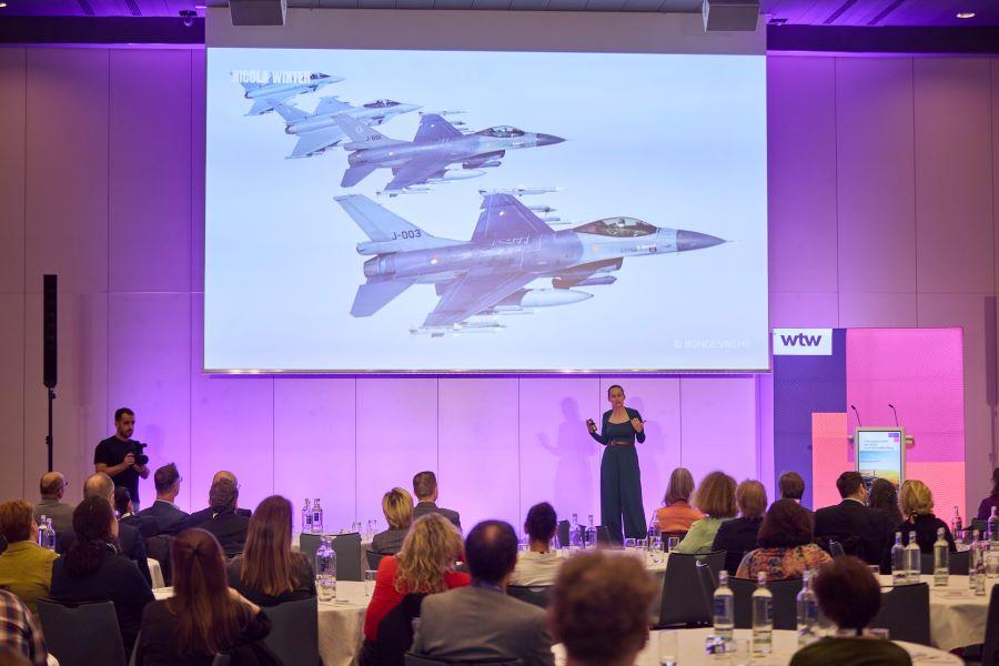 Nicola Winter hält die Abschlusskeynote auf der WTW bAV-Konferenz 2025 über Führung, Resilienz, Empathie und Teamgeist in Krisen.