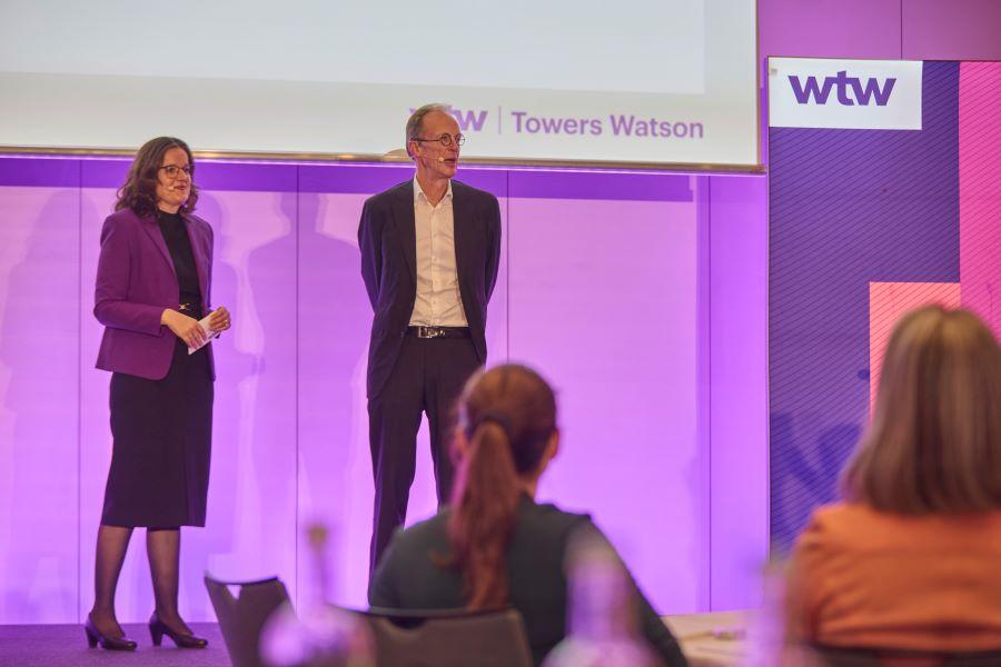 Moderierende der WTW bAV-Konferenz 2025: Hanne Borst, Head of Retirement, und Nikolaus Schmidt-Narischkin, Managing Director und Chief Commercial Officer bei WTW.