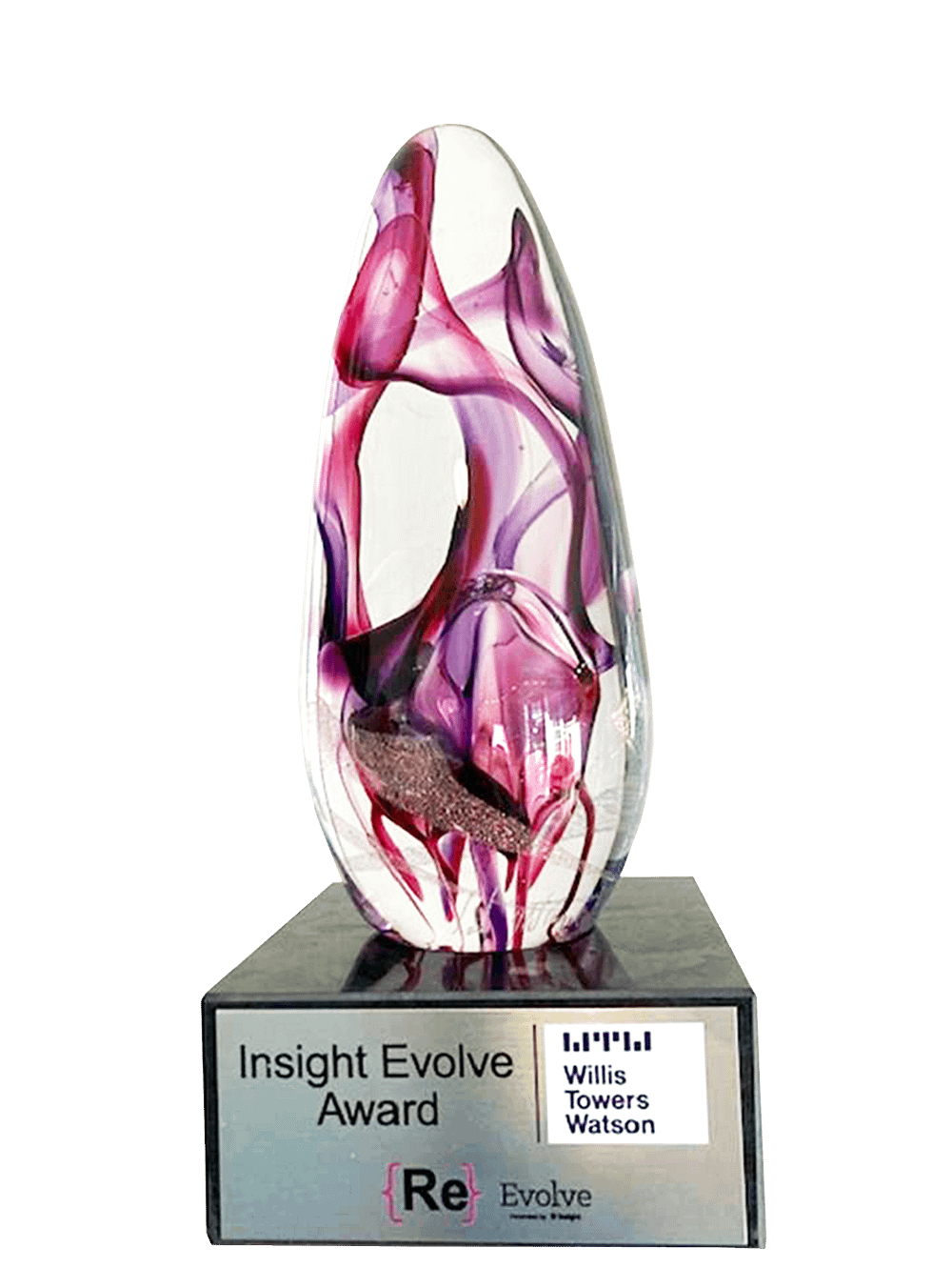 Trofeo de cristal rosa con las palabras Premio Insight Evolve.